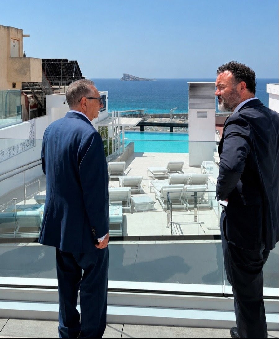 El hotel Villa España abre sus puertas en Benidorm con la primera piscina suspendida de la ciudad