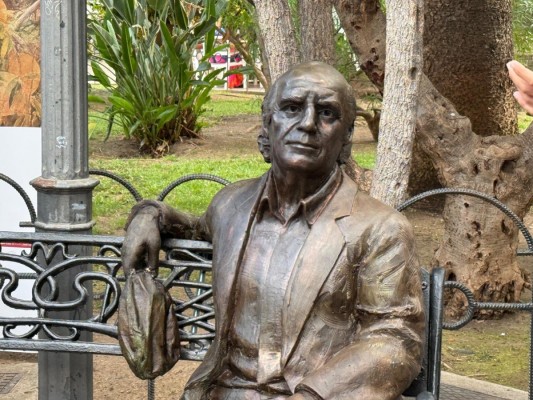 Águilas homenajea a Francisco Rabal con una escultura en la plaza de España