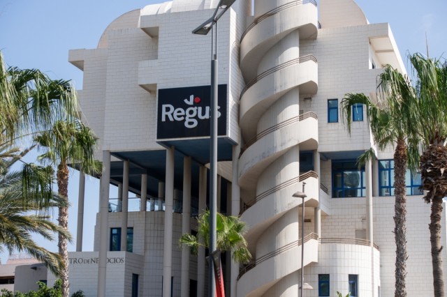 Metromedia (los Palacio) renueva a Regus en la gestión de la Casa del Mar y aborda su puesta a punto
