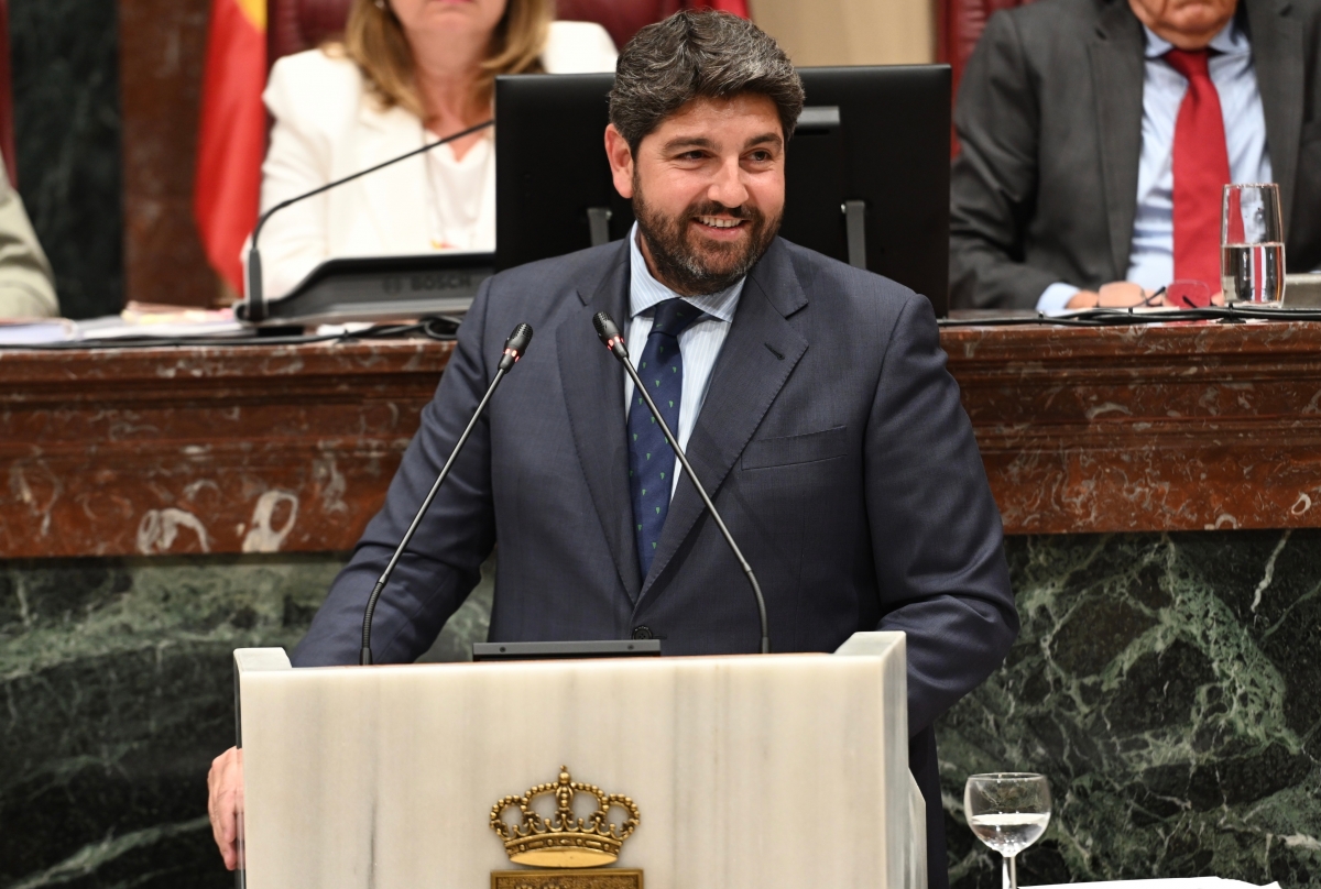 Miras se traga el sapo de la prioridad nacional de Vox para aprobar la Ley de Vivienda Asequible en la Región de Murcia