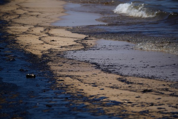 Un vertido de combustible obliga a cerrar las playas del sur de València de l'Arbre del Gos al Sidi Saler