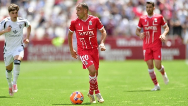 El lateral izquierdo Nacho Martínez renueva con el Efesé a sus 37 años