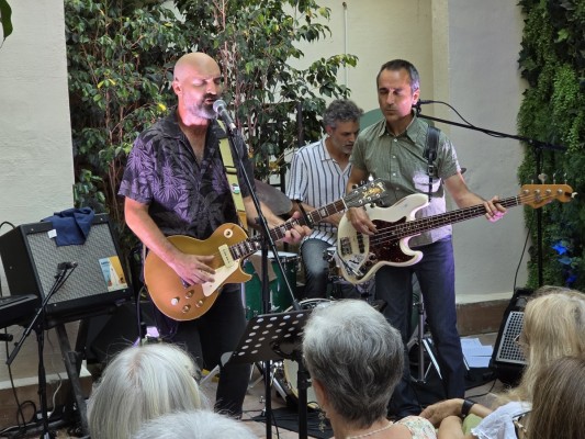 El castellonense Toni Porcar llena de magia el ciclo 'Arrels' en uno de sus conciertos más multitudinarios