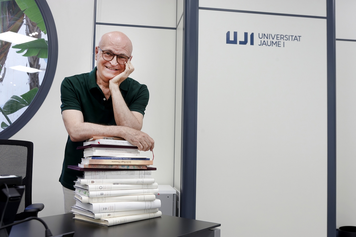 El professor somriu amb la seua producció editorial a lUJI.