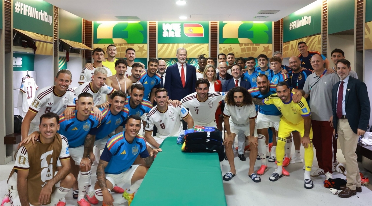 El rey Felipe VI felicita a la selección española tras la victoria ante Uruguay