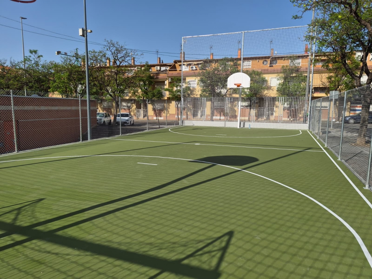 El Palmar renueva la pista deportiva de la calle Juan Berasategui para practicar fútbol sala y baloncesto