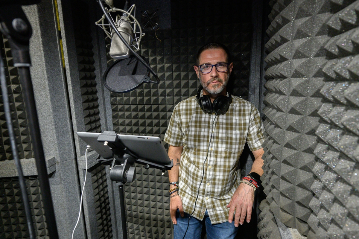 Juan, el locutor de radio que es un pionero de los audiolibros