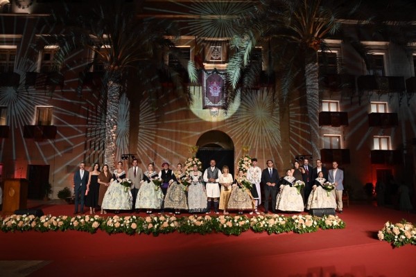 La Plaza de Baix acoge a las nuevas Reinas y Damas y marca el inicio de las fiestas de Elche