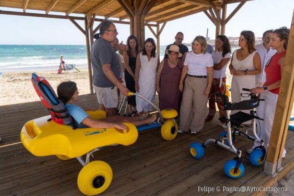 El baño asistido llega a Cabo de Palos: la playa de Levante ofrece este servicio municipal todos los días con monitores especializados