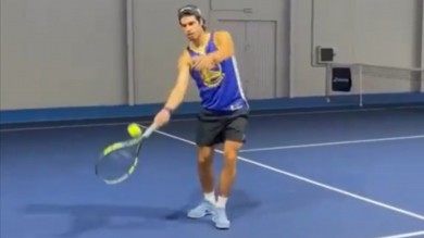 Carlos Alcaraz por fin golpea la pelota con la derecha dos meses y medio después de su lesión de muñeca
