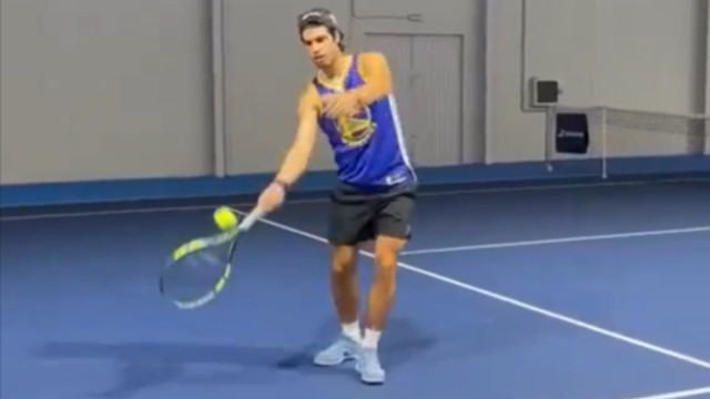 Carlos Alcaraz por fin golpea la pelota con la derecha dos meses y medio después de su lesión de muñeca