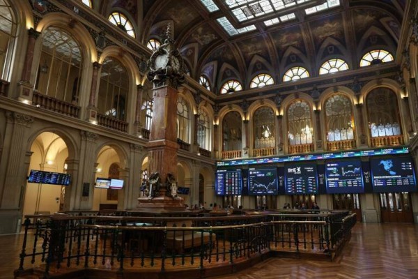 El Ibex 35 prosigue su tendencia a la baja y cede casi un 0,7% en la media sesión