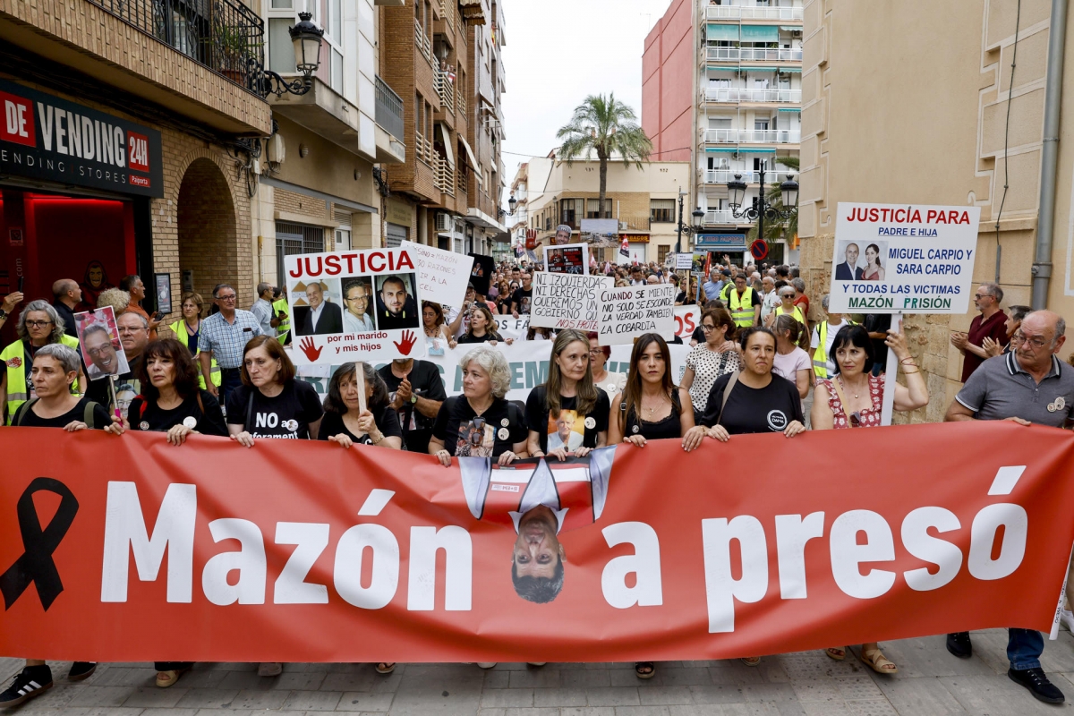 Paiporta acoge la manifestación para pedir que Mazón no sea aforado