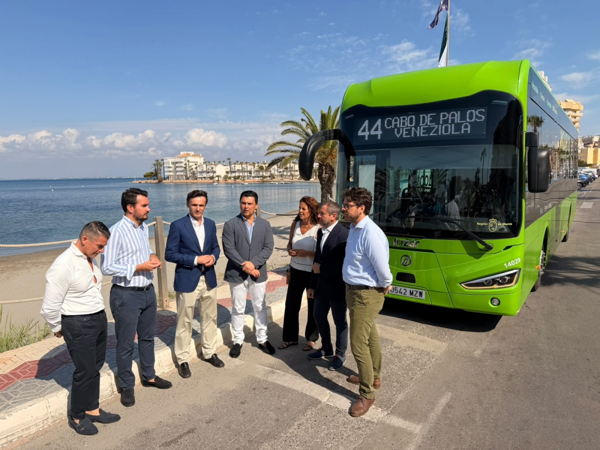 Los autobuses de La Manga se ponen al día: más flota (también eléctricos), pago con tarjeta de crédito  y hasta Aldeas Taray
