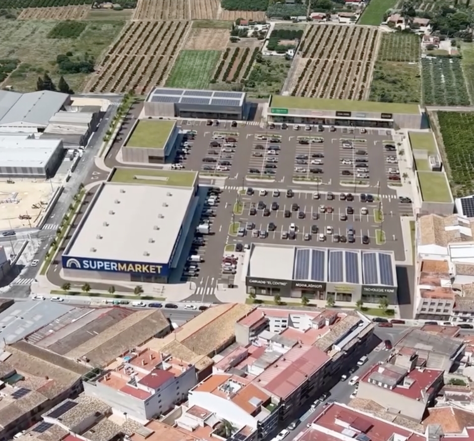 El futuro parque comercial de Canals avanza con el desamiantado y demolición de la antigua Ferry's