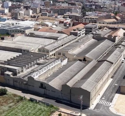 El futuro parque comercial de Canals avanza con el desamiantado y demolición de la antigua Ferry's