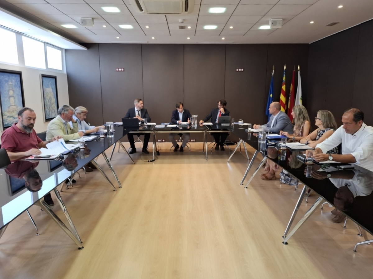 Un momento de la reunión del consejo de administración del Puerto de Alicante.