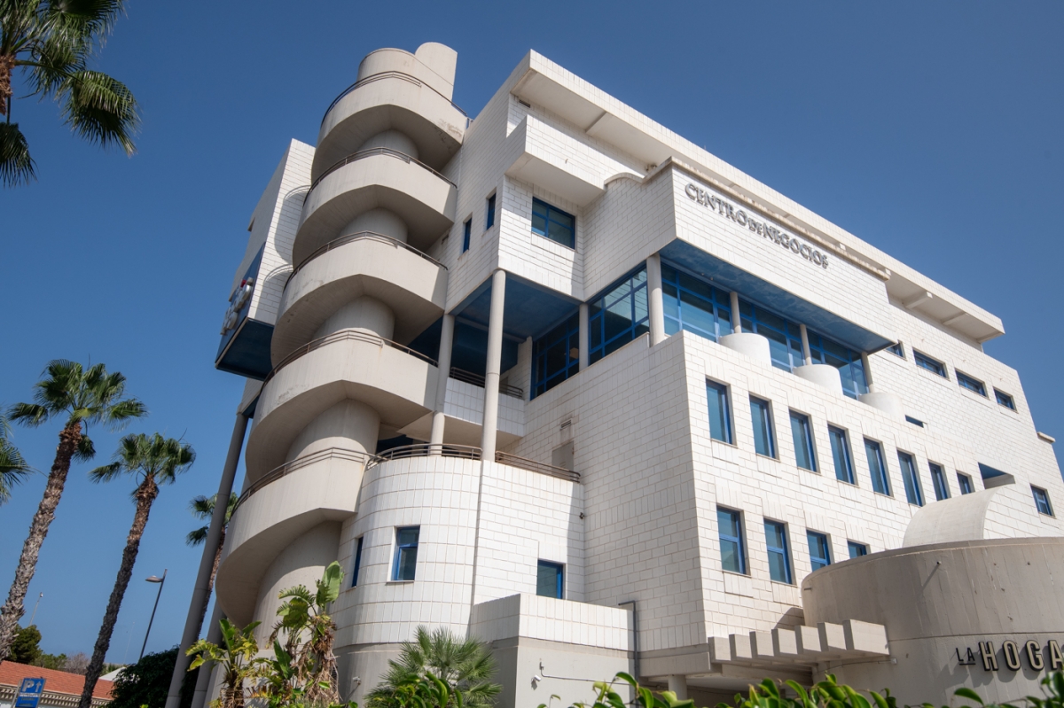 El edificio de la antigua Casa del Mar del Puerto de Alicante.