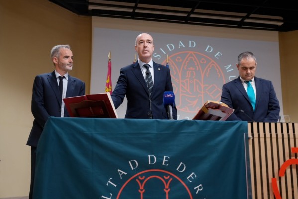 El profesor de Constitucional Ignacio González toma posesión como decano de Derecho de la UMU