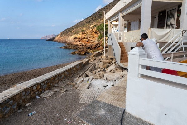 Cartagena arranca las obras de la escollera de El Portús para reparar los daños de los temporales