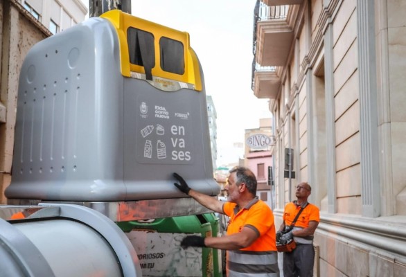 Elda renueva las 160 islas de reciclaje con la sustitución de 481 contenedores en toda la ciudad