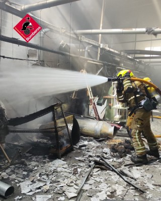 Un incendio en una nave industrial en Villena obliga a evacuar a todos los empleados