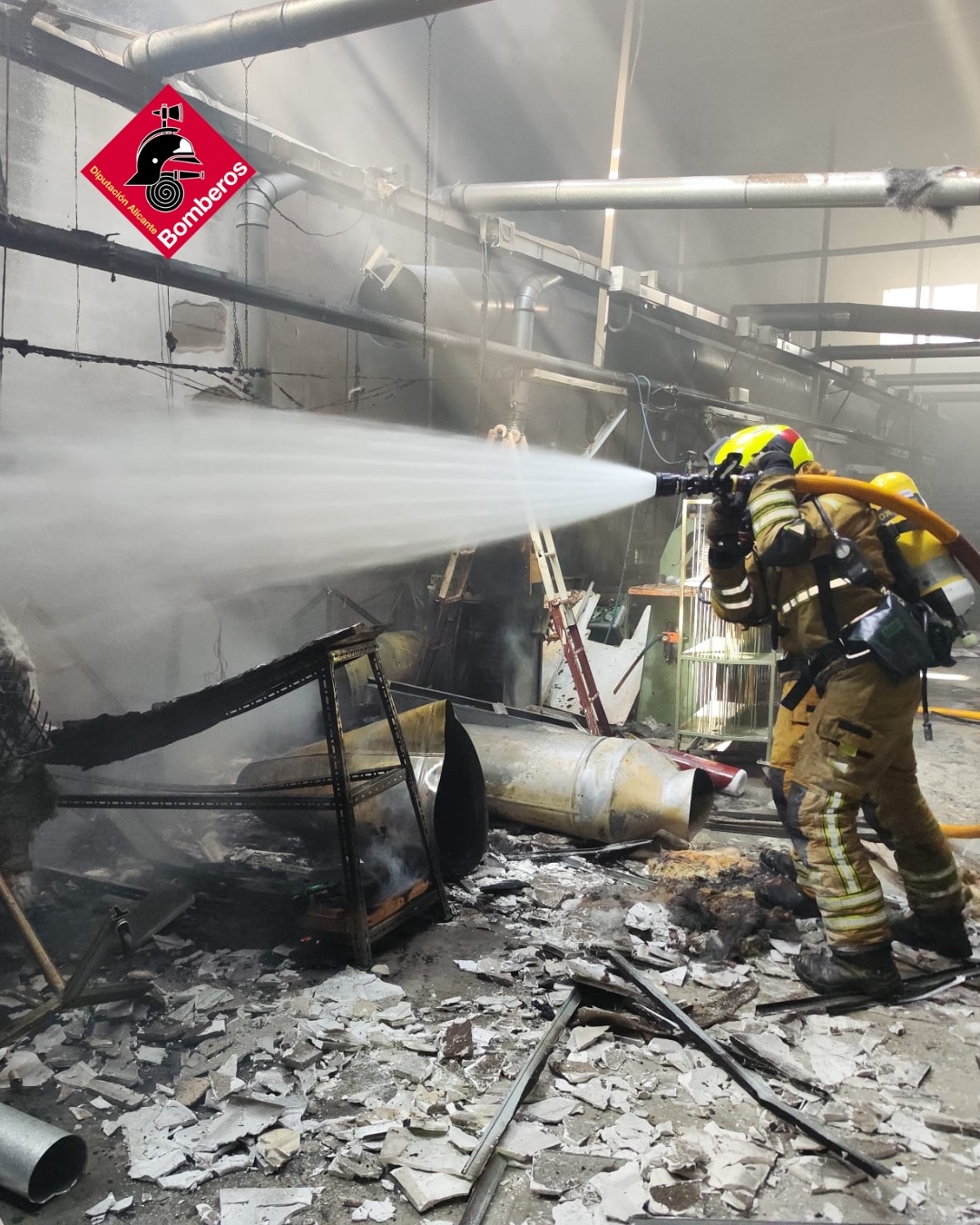 Un incendio en una nave industrial en Villena obliga a evacuar a todos los empleados