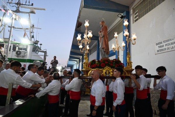 Las imágenes de la ofrenda de flores y la procesión marinera de las fiestas de Sant Pere del Grau