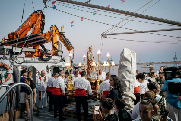 El Grau de Castelló muestra su devoción por Sant Pere con la ofrenda de flores y la procesión marítima