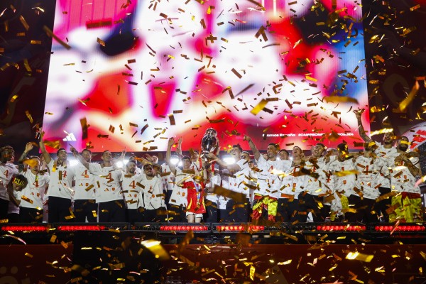 Las calles de Madrid y Cibeles se tiñen de rojo pasión para honrar a los campeones
