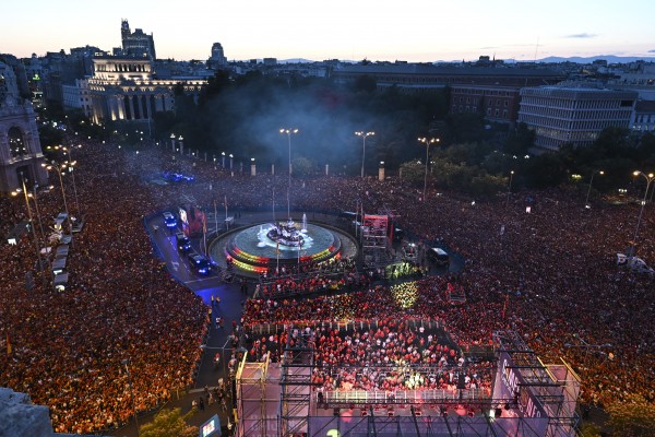 Miles de personas reciben a la exitosa selección española en la madrileña plaza de Cibeles
