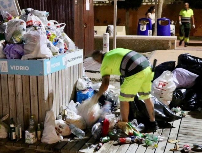 El Campello retira más de 23 toneladas de residuos de las playas tras la Noche de San Juan