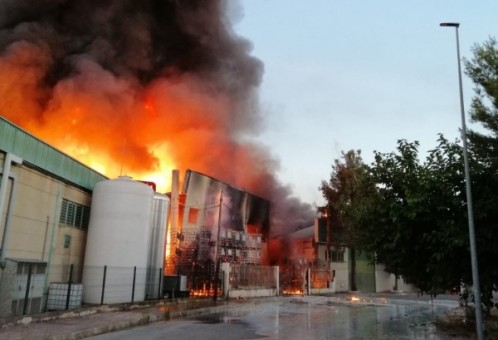 Un incendio en una nave industrial de Cehegín con productos químicos provoca explosiones y fuertes llamas
