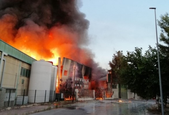 Un incendio en una nave industrial de Cehegín con productos químicos provoca explosiones y fuertes llamas