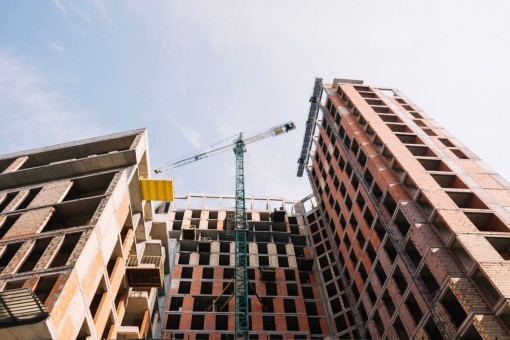 El mercado inmobiliario se frena en la Región: las ventas caen un 9% en abril mientras el precio se dispara un 12%