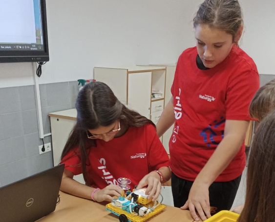 Alumnas del CEIP Mariano Benlliure desarrollando un prototipo de robot. - Foto: PAU BRETÓ Alumnas del CEIP Mariano Benlliure desarrollando un prototipo de robot.