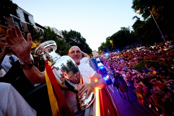 Miles de personas reciben a la exitosa selección española en la madrileña plaza de Cibeles
