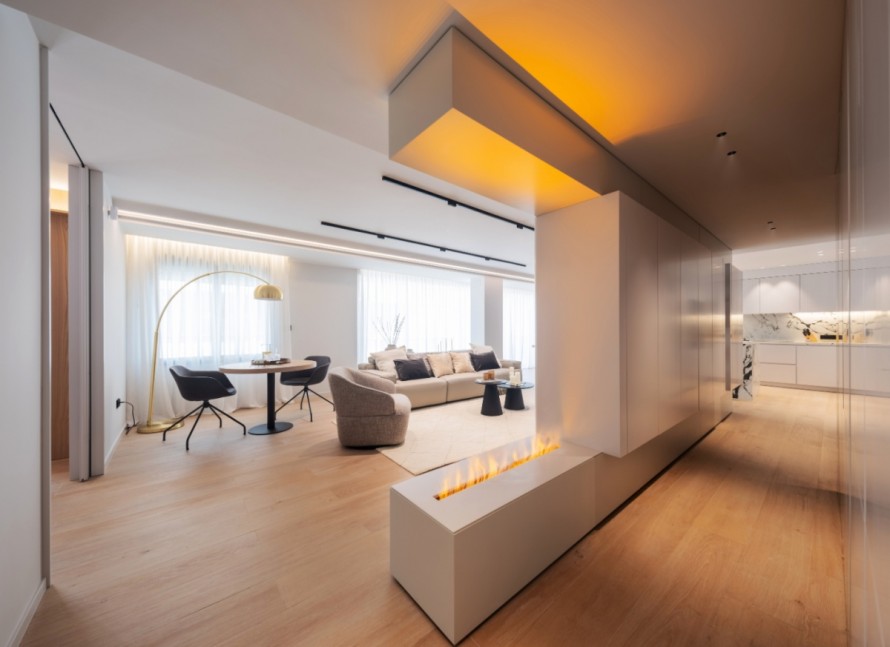 La casa en Alfonso X de Murcia con una forma actual de entender el lujo: elegancia silenciosa y mobiliario como herramienta arquitectónica