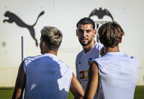 Paterna, Dimitrievski y Rafa Mir, atracciones del primer test