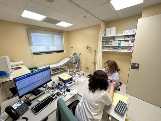 El SMS contratará 6.500 personas para reforzar la atención médica en la Región este verano