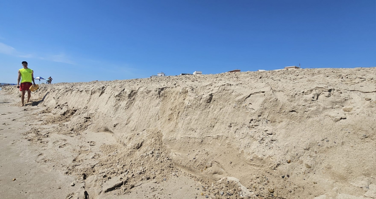 Las playas de Sueca reabren tras la generación, pero con un escalón de grandes dimensiones en la orilla