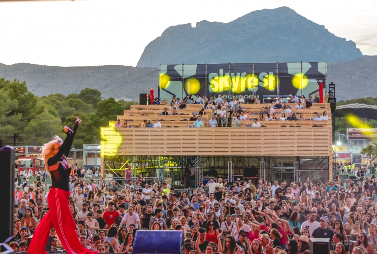 SkyFest Benidorm abre las puertas del recinto con el concierto 'Los40 Playa Pop'