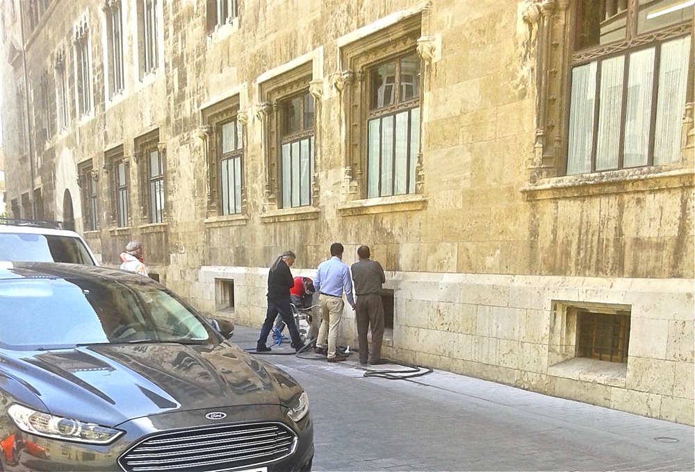 Puig quiere limpieza en el Palau por dentro... y por fuera