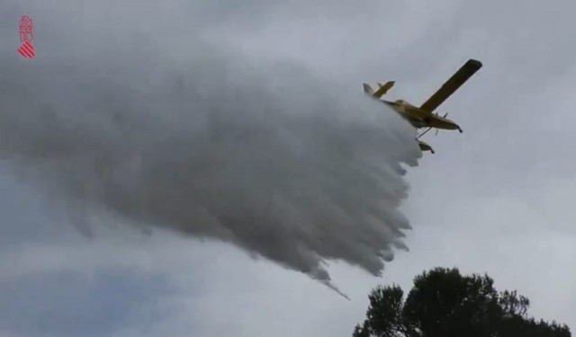 El incendio de Ortells, con 20 ha afectadas, está estabilizado y los bomberos refrescan la zona