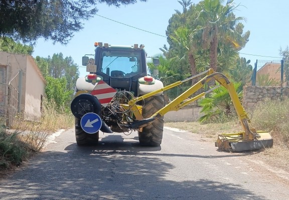 Monóvar inicia la campaña de desbroce de caminos rurales para reforzar la prevención de incendios