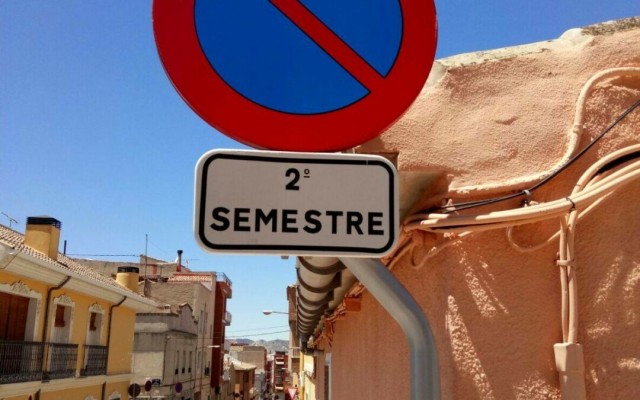 Villena recuerda el cambio del estacionamiento semestral: desde este martes se podrá aparcar en el lado contrario de las calles reguladas