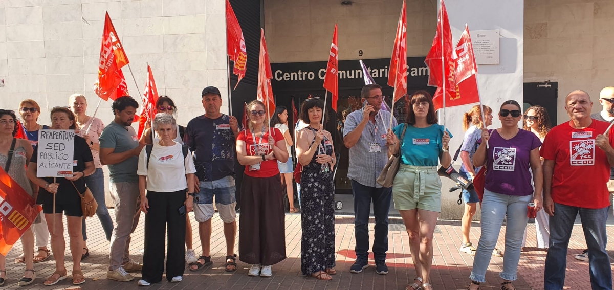 La concentración contra el cierre del SED de Plaza América, en Alicante.