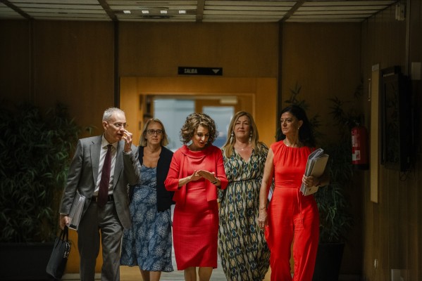 Montero llama al PP a discutir 