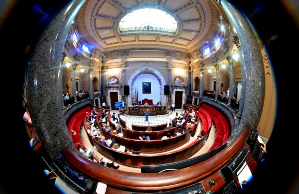 El salón de plenos de València saldrá del siglo XX: el obsoleto sistema audiovisual se sustituirá este verano