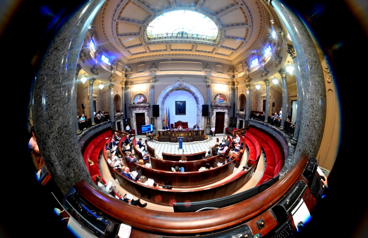 El salón de plenos de València saldrá del siglo XX: el obsoleto sistema audiovisual se sustituirá este verano